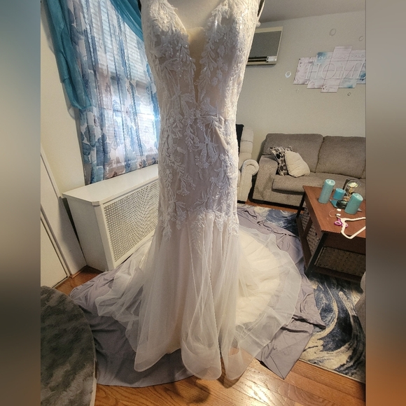 Elegant White Lace Wedding Dress - Picture 7 of 15